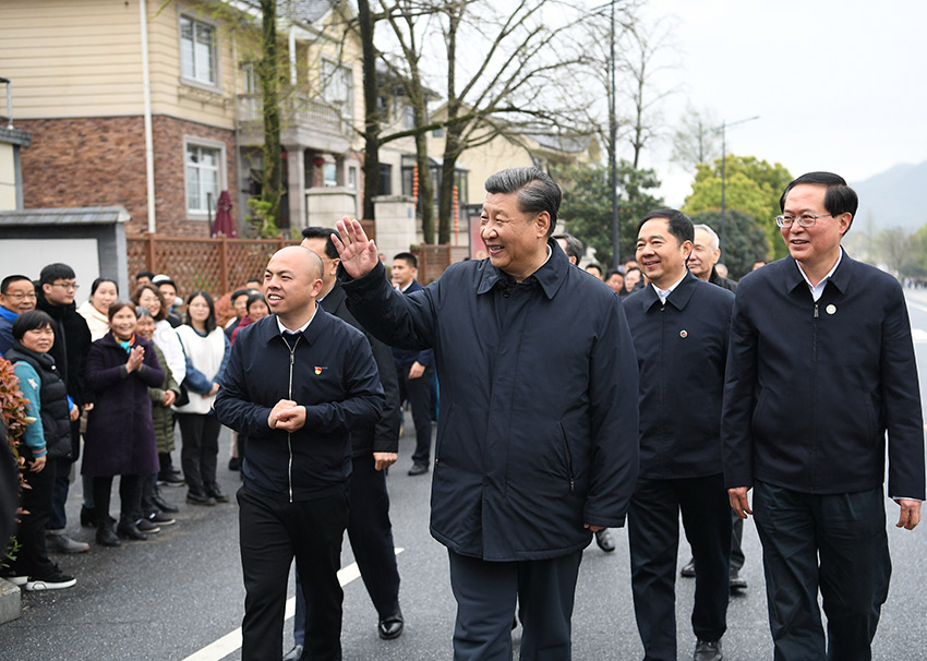 3月30日，中共中央總書記、國家主席、中央軍委主席習近平在浙江省安吉縣天荒坪鎮余村考察，了解該村多年來踐行“綠水青山就是金山銀山”理念、推動綠色發展發生的巨大變化。 新華社記者 燕雁 攝