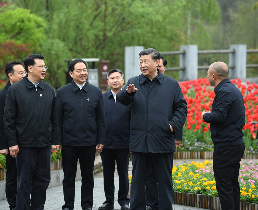 3月30日，中共中央總書(shū)記、國(guó)家主席、中央軍委主席習(xí)近平在浙江省安吉縣天荒坪鎮(zhèn)余村考察，了解該村多年來(lái)踐行“綠水青山就是金山銀山”理念、推動(dòng)綠色發(fā)展發(fā)生的巨大變化。 新華社記者 申宏 攝