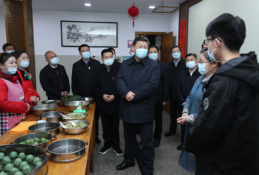 3月30日，中共中央總書記、國(guó)家主席、中央軍委主席習(xí)近平在浙江省安吉縣天荒坪鎮(zhèn)余村考察，同村民們親切交談，了解該村多年來(lái)踐行“綠水青山就是金山銀山”理念、推動(dòng)綠色發(fā)展發(fā)生的巨大變化。 新華社記者 鞠鵬 攝