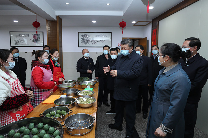 3月30日，中共中央總書記、國家主席、中央軍委主席習(xí)近平在浙江省安吉縣天荒坪鎮(zhèn)余村考察，同村民們親切交談，了解該村多年來踐行“綠水青山就是金山銀山”理念、推動綠色發(fā)展發(fā)生的巨大變化。 新華社記者 鞠鵬 攝