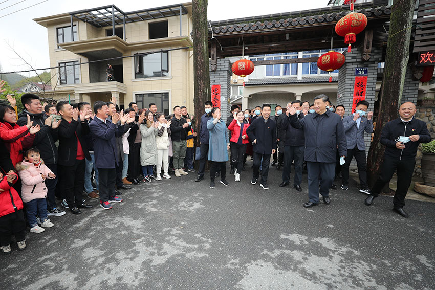 3月30日，中共中央總書記、國家主席、中央軍委主席習近平在浙江省安吉縣天荒坪鎮余村考察，同村民們親切交談，了解該村多年來踐行“綠水青山就是金山銀山”理念、推動綠色發展發生的巨大變化。 新華社記者 鞠鵬 攝