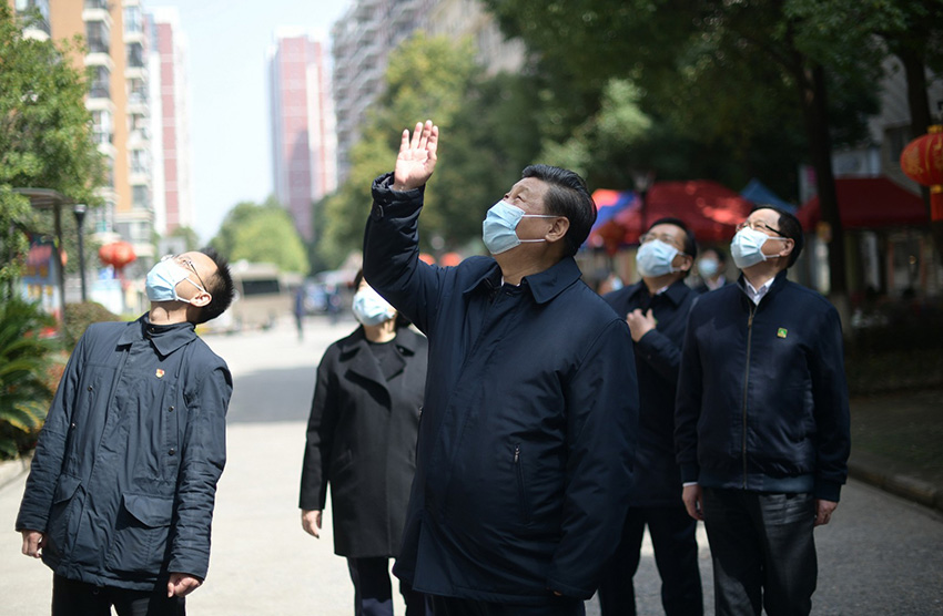 3月10日，中共中央總書記、國家主席、中央軍委主席習(xí)近平專門赴湖北省武漢市考察新冠肺炎疫情防控工作。這是習(xí)近平在東湖新城社區(qū)考察時，向在家隔離居住的居民揮手致意、表示慰問。 新華社記者 謝環(huán)馳 攝
