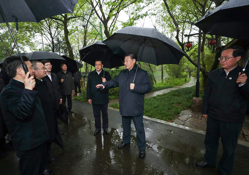 3月31日，中共中央總書記、國家主席、中央軍委主席習近平在杭州考察。這是習近平在西溪國家濕地公園就西溪濕地保護利用情況進行考察調研。 新華社記者 鞠鵬 攝
