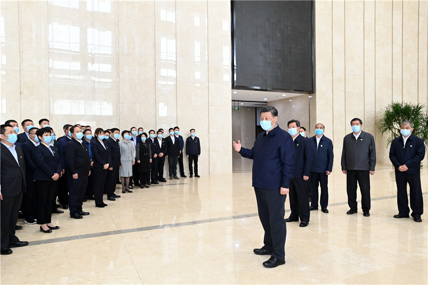 5月11日至12日，中共中央總書記、國(guó)家主席、中央軍委主席習(xí)近平在山西考察。這是5月12日上午，習(xí)近平在山西轉(zhuǎn)型綜合改革示范區(qū)政務(wù)服務(wù)中心考察時(shí)，同工作人員親切交流。新華社記者 李學(xué)仁 攝