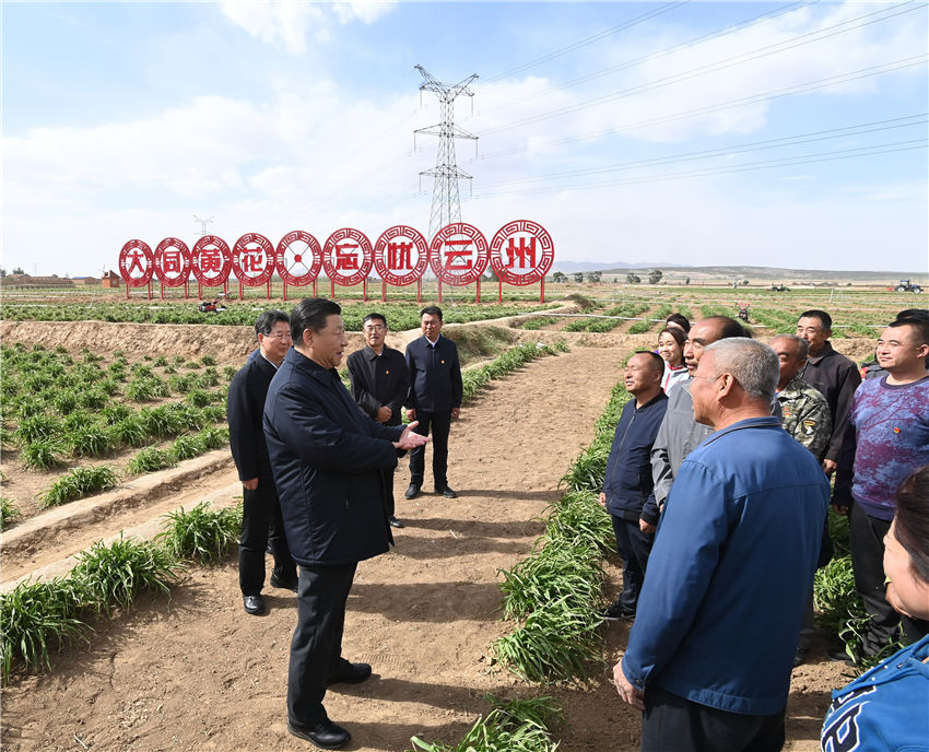 5月11日至12日，中共中央總書記、國家主席、中央軍委主席習近平在山西考察。這是5月11日下午，習近平在大同市雲州區有機黃花標準化種植基地，同正在勞作的村民們親切交談。 新華社記者 李學仁 攝