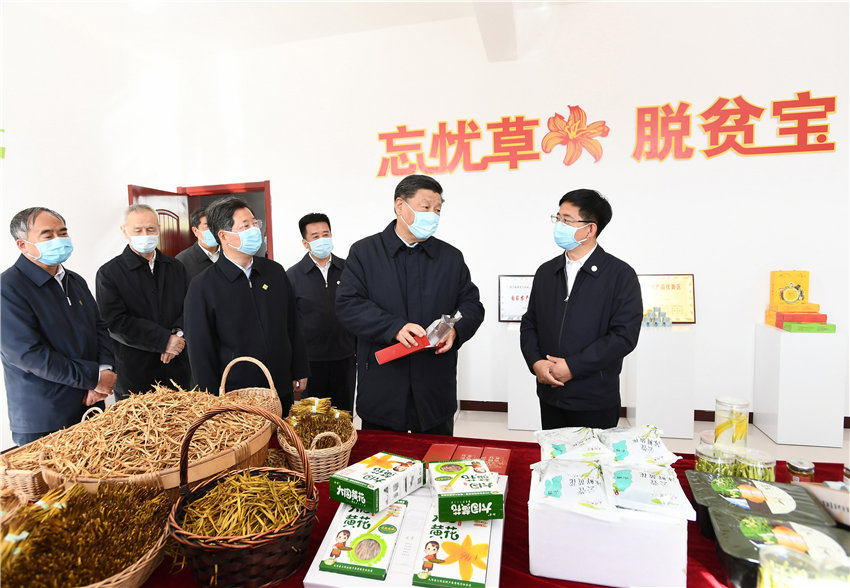 5月11日至12日，中共中央總書記、國家主席、中央軍委主席習近平在山西考察。這是5月11日下午，習近平在大同市雲(yún)州區(qū)西坪鎮(zhèn)坊城新村技能培訓服務站，察看黃花產(chǎn)業(yè)相關產(chǎn)品展示。新華社記者 謝環(huán)馳 攝