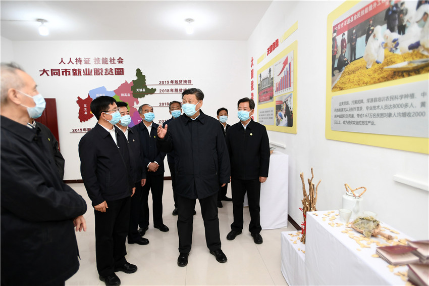 習近平總書記5月11日赴山西考察調研。當天下午，他首先來到大同市雲州區有機黃花標準化種植基地、西坪鎮坊城新村，了解鞏固脫貧攻堅成果工作情況。（攝影記者：李學仁、謝環馳、劉彬）