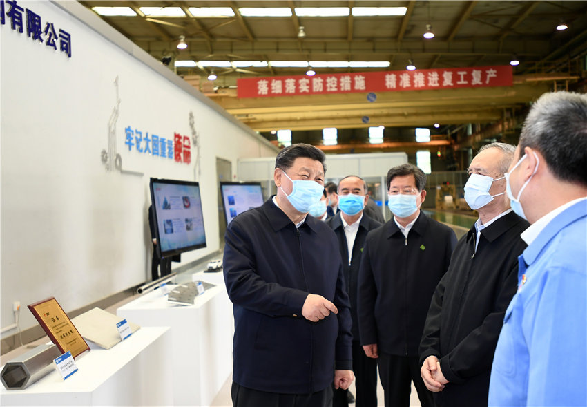 5月12日上午，正在山西考察的習近平總書記來到太鋼不鏽鋼精密帶鋼有限公司，走進生產車間了解企業防疫抗疫和生產運行情況，同工人們親切交談，叮囑他們不要麻痺鬆懈，切實抓好各項防控措施，保持零感染。（攝影記者：李學仁、謝環馳、劉彬）