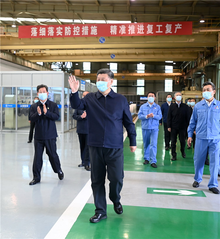 5月12日上午，正在山西考察的習近平總書記來到太鋼不鏽鋼精密帶鋼有限公司，走進生產車間了解企業防疫抗疫和生產運行情況，同工人們親切交談，叮囑他們不要麻痺鬆懈，切實抓好各項防控措施，保持零感染。（攝影記者：李學仁、謝環馳、劉彬）