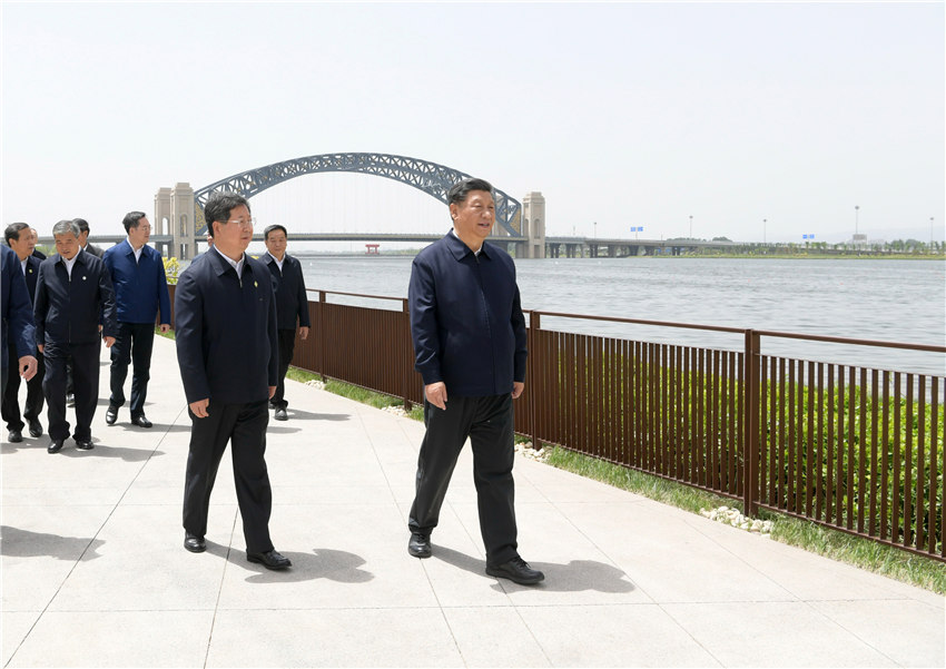 5月11日至12日，中共中央總書記、國(guó)家主席、中央軍委主席習(xí)近平在山西考察。這是5月12日中午，習(xí)近平在汾河太原城區(qū)晉陽(yáng)橋段考察汾河水治理及沿岸生態(tài)保護(hù)、城市環(huán)境建設(shè)等情況。新華社記者 李學(xué)仁 攝