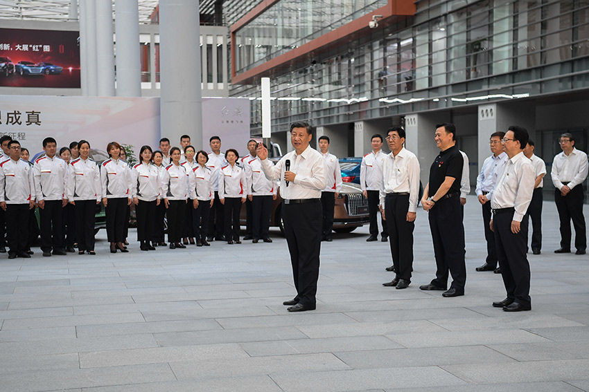 7月22日至24日，中共中央總書記、國(guó)家主席、中央軍委主席習(xí)近平在吉林省考察。這是7月23日下午，習(xí)近平在長(zhǎng)春市一汽集團(tuán)研發(fā)總院，同職工代表親切交流。 新華社記者 燕雁 攝