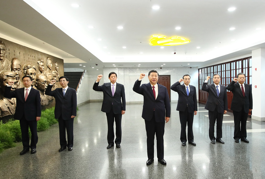 2017年10月31日，中共中央總書記、國家主席、中央軍委主席習近平帶領(lǐng)中共中央政治局常委李克強、栗戰(zhàn)書、汪洋、王滬寧、趙樂際、韓正，瞻仰上海中共一大會址和浙江嘉興南湖紅船。這是31日上午，在上海中共一大會址紀念館，習近平帶領(lǐng)其他中共中央政治局常委同志一起重溫入黨誓詞。新華社記者 蘭紅光 攝