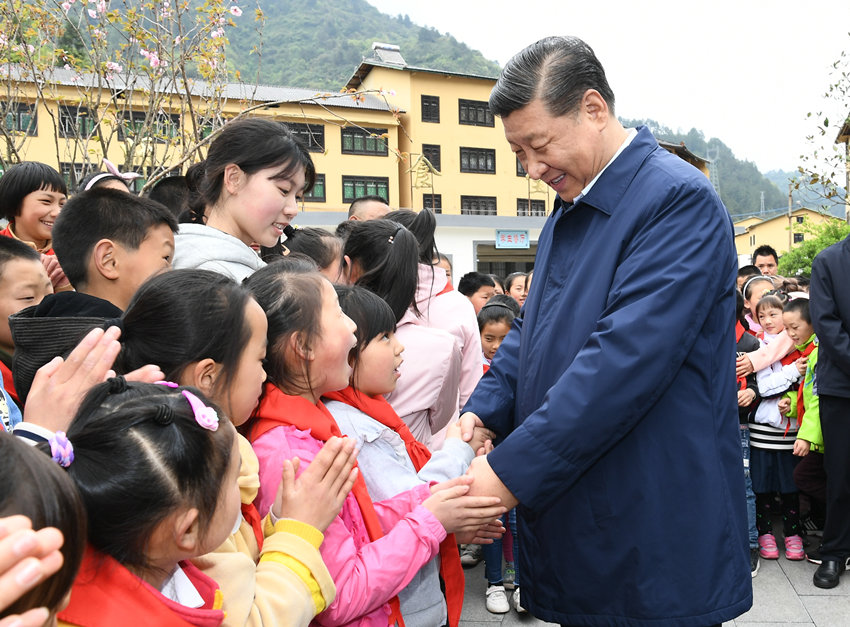 2019年4月15日至17日，中共中央總書記、國(guó)家主席、中央軍委主席習(xí)近平在重慶考察，並主持召開解決“兩不愁三保障”突出問(wèn)題座談會(huì)。這是15日下午，習(xí)近平在石柱土家族自治縣中益鄉(xiāng)小學(xué)同學(xué)生們親切交談，詢問(wèn)他們學(xué)習(xí)和生活情況。新華社記者 謝環(huán)馳 攝
