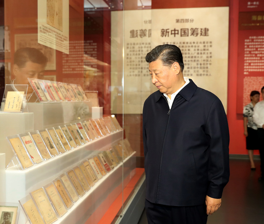 2019年9月12日，中共中央總書記、國家主席、中央軍委主席習近平視察中共中央北京香山革命紀念地。這是習近平在香山革命紀念館參觀《為新中國奠基》主題展覽。新華社記者 黃敬文 攝