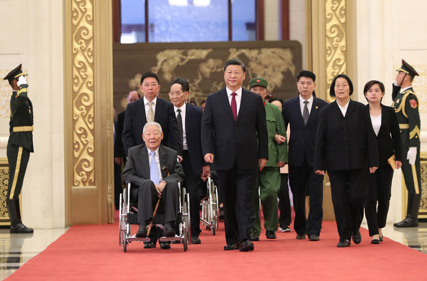 2019年9月29日，中華人民共和國國家勛章和國家榮譽稱號頒授儀式在北京人民大會堂金色大廳隆重舉行。這是中共中央總書記、國家主席、中央軍委主席習近平同國家勛章和國家榮譽稱號獲得者一同步入會場。新華社記者 丁海濤 攝
