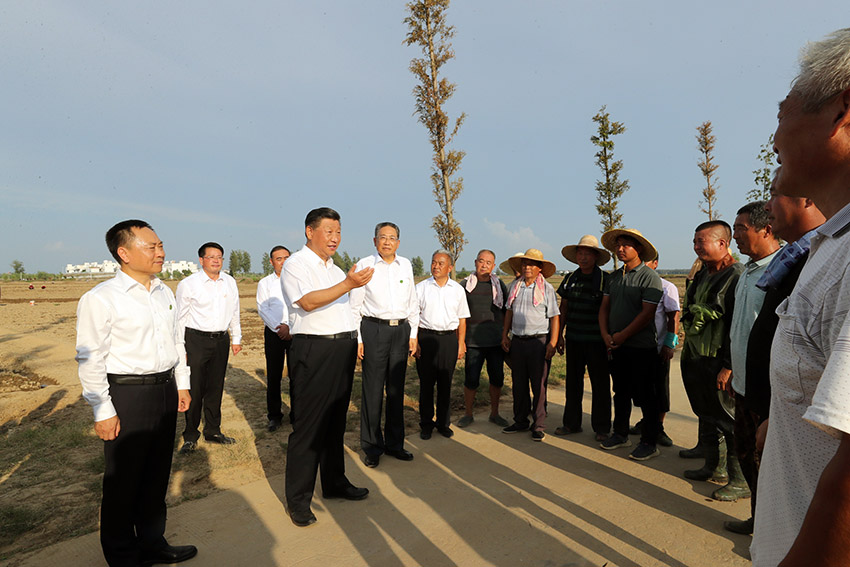 8月18日至21日，中共中央總書記、國家主席、中央軍委主席習(xí)近平在安徽省考察。這是18日下午，習(xí)近平在阜陽市阜南縣蒙窪蓄洪區(qū)，同正在勞作的鄉(xiāng)親們親切交流。 新華社記者 鞠鵬 攝