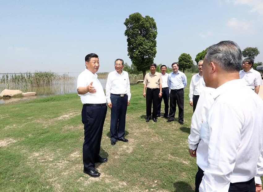習近平總書記19日上午在安徽省馬鞍山市考察調研。他首先來到薛家窪生態園，實地察看長江水勢水情、岸線綜合整治和生態環境保護修復等情況。隨后，習近平前往中國寶武馬鋼集團，走進生產車間，了解企業復工復產和經營情況。（文字記者：新華社 張曉鬆 攝影記者：新華社 鞠鵬 王曄）