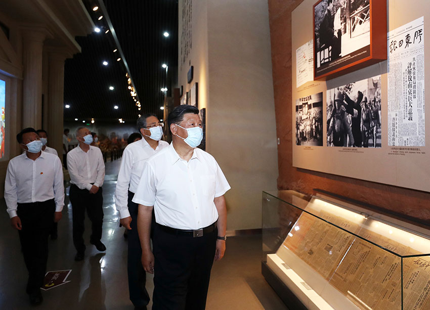 8月18日至21日，中共中央總書記、國家主席、中央軍委主席習近平在安徽省考察。這是19日下午，習近平在合肥市參觀渡江戰役紀念館，重溫革命歷史，緬懷革命先輩的豐功偉績。 新華社記者 鞠鵬 攝