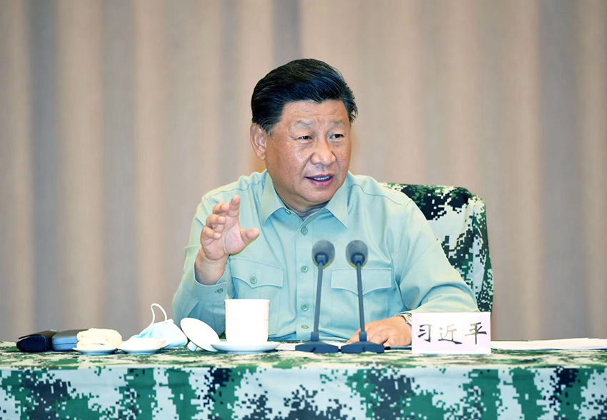 8月20日上午，正在安徽視察調(diào)研防汛救災(zāi)工作的中共中央總書記、國(guó)家主席、中央軍委主席習(xí)近平聽取軍隊(duì)參與防汛救災(zāi)情況匯報(bào)，代表黨中央和中央軍委，對(duì)參與防汛救災(zāi)的人民解放軍指戰(zhàn)員、武警部隊(duì)官兵、民兵預(yù)備役人員致以誠(chéng)摯問候。這是習(xí)近平在聽取匯報(bào)后發(fā)表重要講話。 新華社記者 李剛 攝