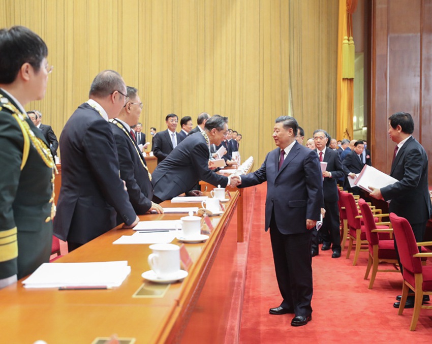 9月8日，全國抗擊新冠肺炎疫情表彰大會(huì)在北京人民大會(huì)堂隆重舉行。中共中央總書記、國家主席、中央軍委主席習(xí)近平在大會(huì)上發(fā)表重要講話。這是會(huì)后，習(xí)近平同國家勛章和國家榮譽(yù)稱號(hào)獲得者親切交流。新華社記者 鞠鵬 攝