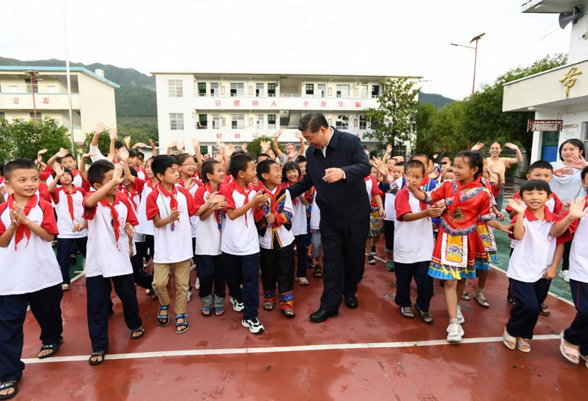 9月16日至18日，中共中央總書記、國家主席、中央軍委主席習近平在湖南考察。這是16日下午，在郴州市汝城縣文明瑤族鄉第一片小學，師生們簇擁著習近平步出校園。新華社記者 李學仁 攝