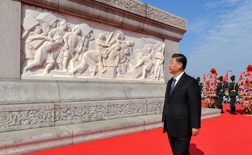 9月30日上午，黨和國家領(lǐng)導(dǎo)人習(xí)近平、李克強(qiáng)、栗戰(zhàn)書、汪洋、王滬寧、趙樂際、韓正、王岐山等來到北京天安門廣場，出席烈士紀(jì)念日向人民英雄敬獻(xiàn)花籃儀式。這是習(xí)近平瞻仰人民英雄紀(jì)念碑。新華社記者 岳月偉 攝