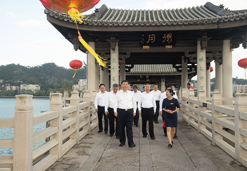 10月12日至13日，中共中央總書記、國家主席、中央軍委主席習近平在廣東考察。這是12日下午，習近平在潮州市察看廣濟橋，了解橋梁歷史文化特色，聽取修復保護情況介紹。 新華社記者 鞠鵬 攝