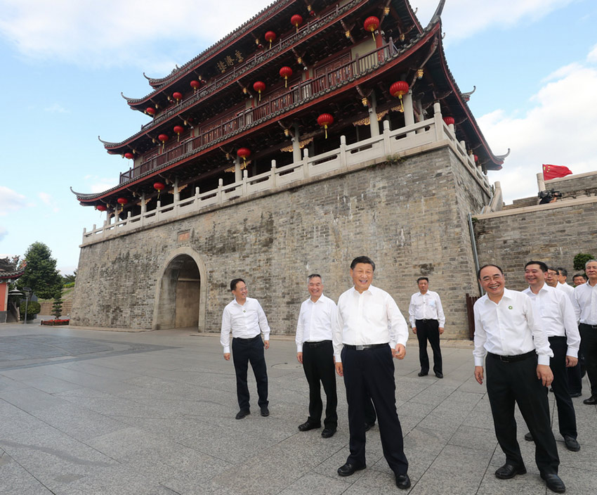 10月12日至13日，中共中央總書記、國(guó)家主席、中央軍委主席習(xí)近平在廣東考察。這是12日，習(xí)近平考察潮州市廣濟(jì)樓、牌坊街，察看文物修復(fù)保護(hù)、非遺文化傳承、文旅資源開發(fā)等情況。 新華社記者 王曄 攝