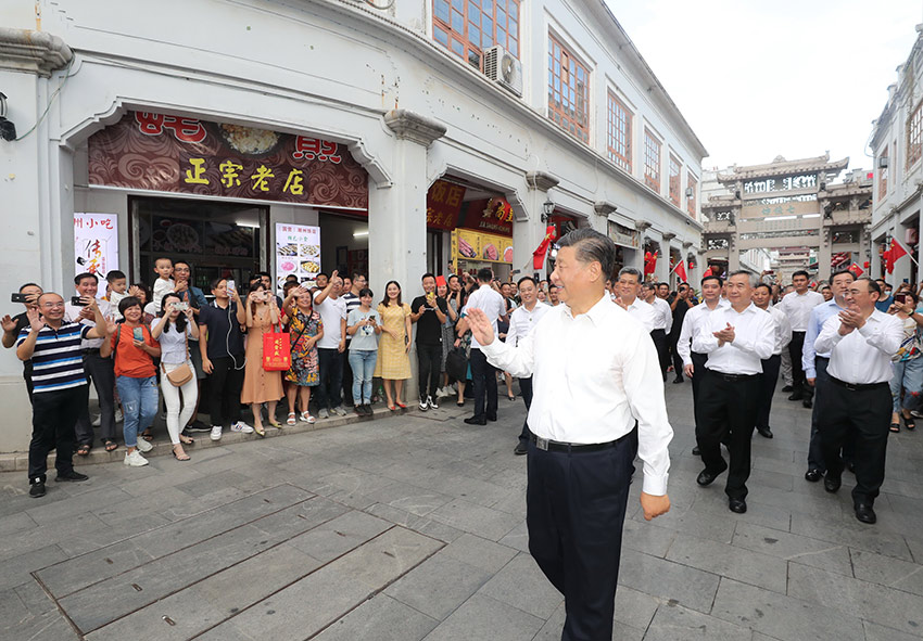 10月12日至13日，中共中央總書記、國家主席、中央軍委主席習近平在廣東考察。這是12日下午，習近平在潮州古城牌坊街考察時，向群眾揮手致意。 新華社記者 王曄 攝