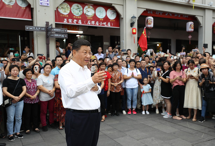 10月12日至13日，中共中央總書記、國家主席、中央軍委主席習近平在廣東考察。這是12日下午，習近平在潮州古城牌坊街考察時，同群眾親切交流。 新華社記者 鞠鵬 攝
