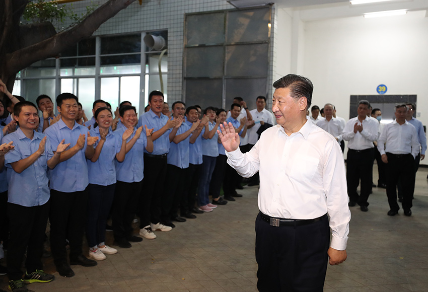 10月12日至13日，中共中央總書記、國家主席、中央軍委主席習近平在廣東考察。這是12日，習近平在潮州三環（集團）股份有限公司考察時，向企業職工揮手致意。 新華社記者 鞠鵬 攝
