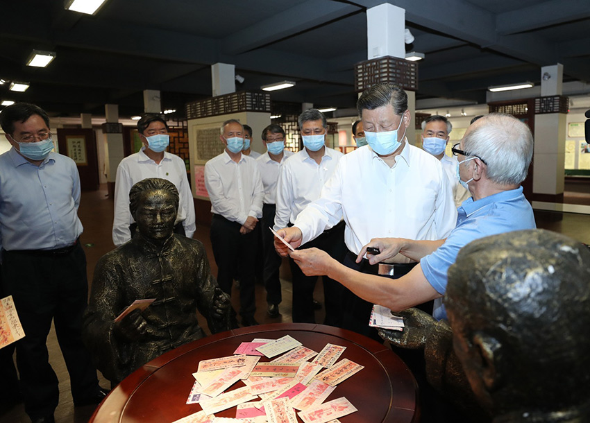 10月12日至13日，中共中央總書(shū)記、國(guó)家主席、中央軍委主席習(xí)近平在廣東考察。這是13日下午，習(xí)近平在汕頭市小公園開(kāi)埠區(qū)僑批文物館考察，了解僑批歷史和潮汕華僑文化。 新華社記者 王曄 攝