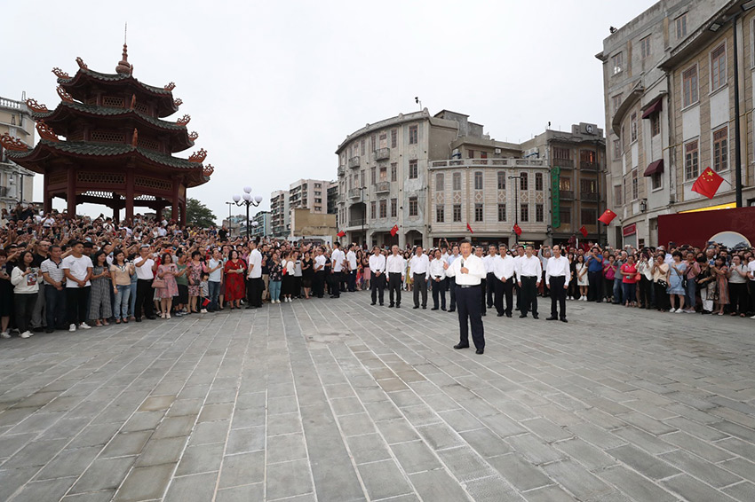 10月12日至13日，中共中央總書記、國家主席、中央軍委主席習近平在廣東考察。這是13日下午，習近平在汕頭市小公園開埠區，同當地群眾和游客親切交流。 新華社記者 王曄 攝