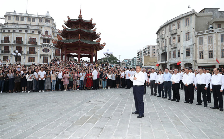 10月12日至13日，中共中央總書記、國家主席、中央軍委主席習(xí)近平在廣東考察。這是13日下午，習(xí)近平在汕頭市小公園開埠區(qū)，同當(dāng)?shù)厝罕姾陀慰陀H切交流。 新華社記者 鞠鵬 攝
