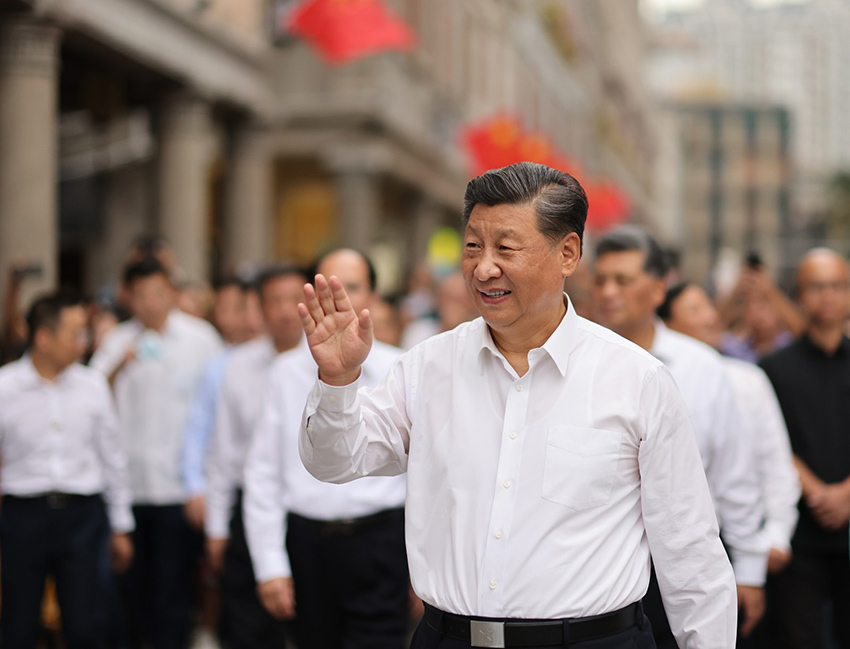 10月12日至13日，中共中央總書記、國家主席、中央軍委主席習近平在廣東考察。這是13日下午，習近平在汕頭市小公園開埠區步行察看街區風貌時，向當地群眾和游客揮手致意。 新華社記者 王曄 攝