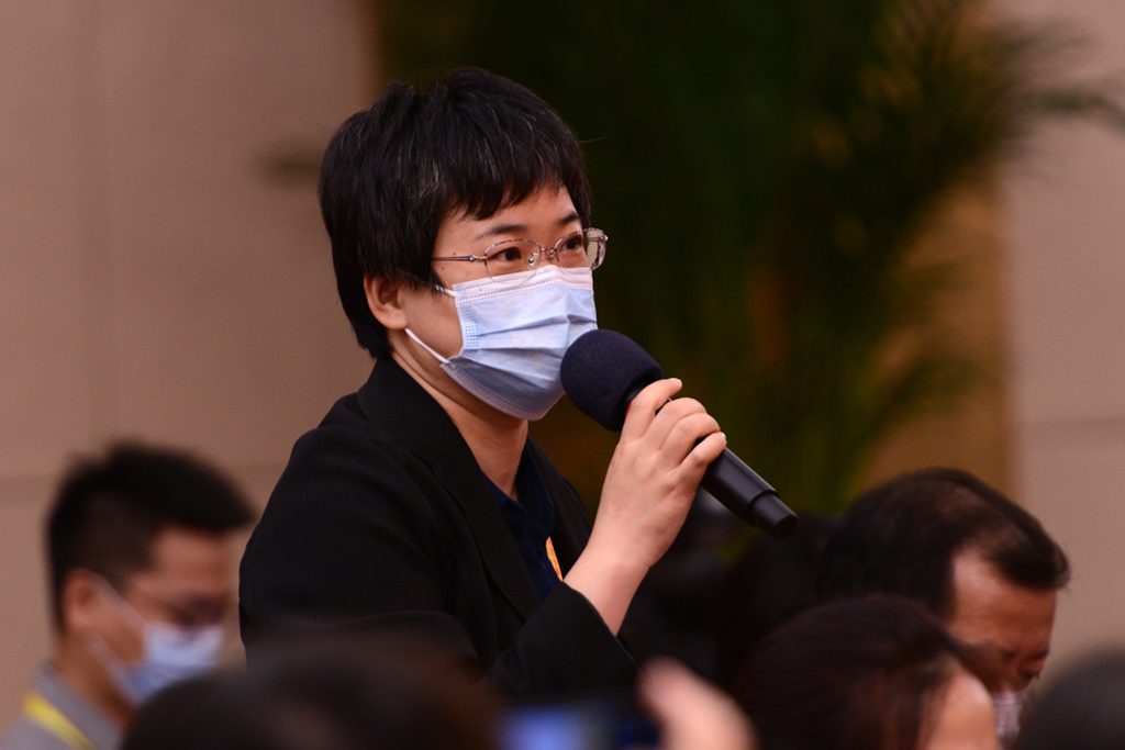 人民日報記者姜潔提問。人民網 張啟川攝