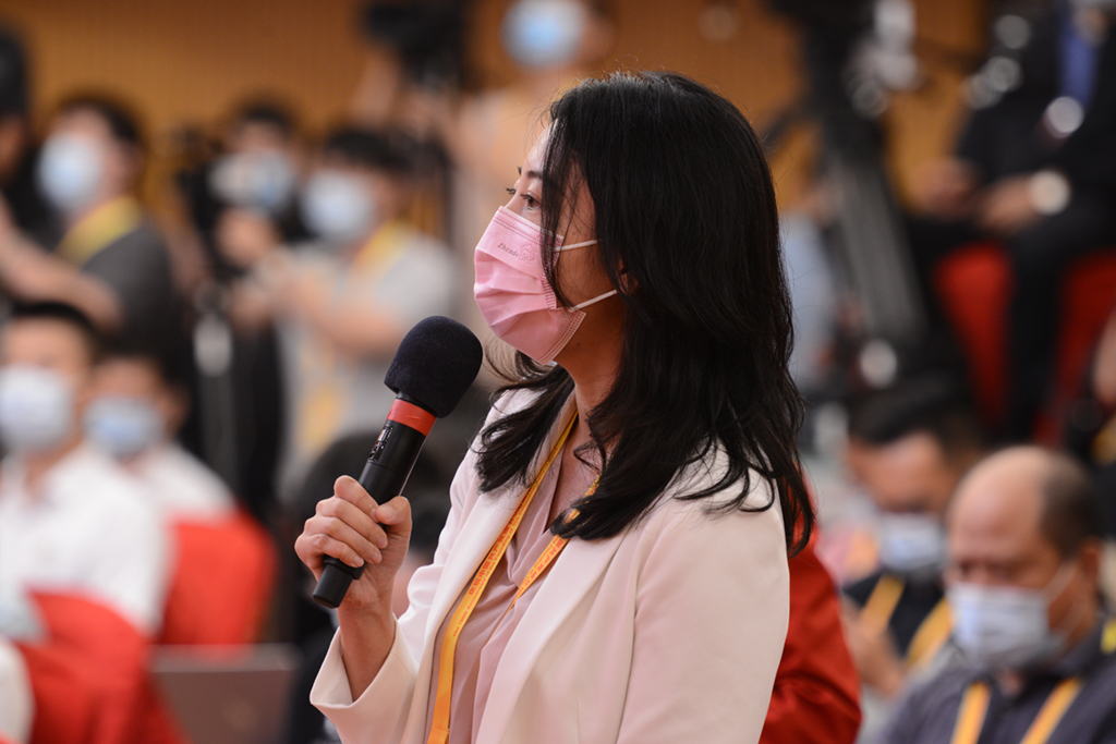 中新社記者提問。人民網(wǎng) 張啟川攝