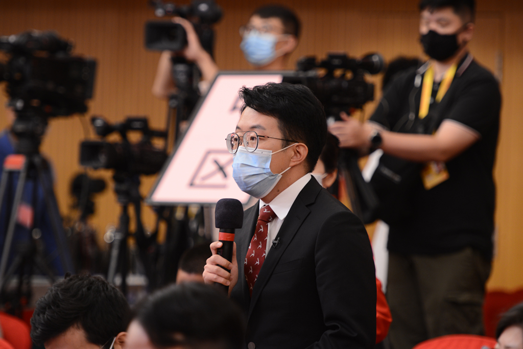 鳳凰衛(wèi)視記者提問。人民網(wǎng) 張啟川攝