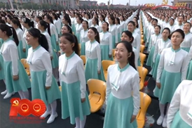 青少年組成的合唱團在天安門廣場放聲歌唱