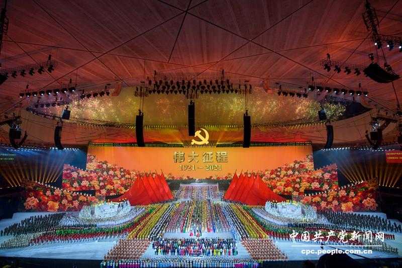 全場(chǎng)共同高唱《沒(méi)有共產(chǎn)黨就沒(méi)有新中國(guó)》，熱烈掌聲經(jīng)久不息。人民網(wǎng)記者 翁奇羽攝