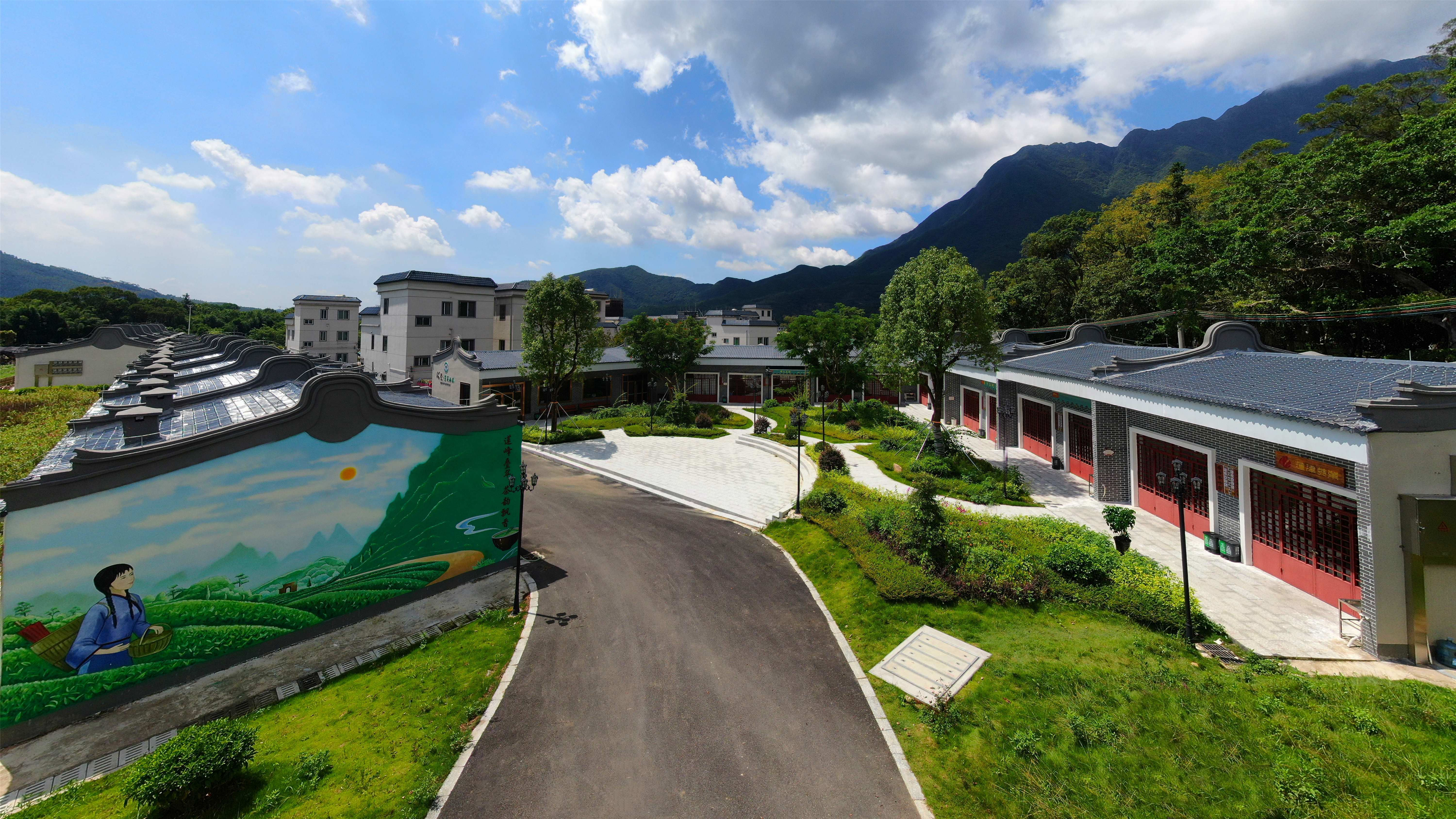 廣東省海豐縣海城鎮溫厝村秀麗的自然風光和煥然一新的村容村貌。施燕鋒 攝