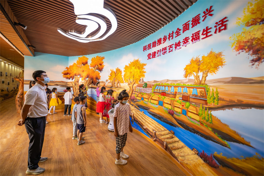 學生在尉犁縣阿克蘇普鄉優化整合示范村科普館參觀。