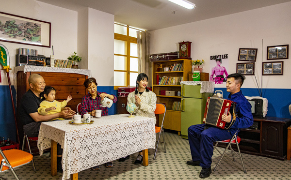 游客在南川東街家庭記憶館裡體驗。汪新 攝