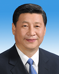 習近平漢族，1953年6月生，陜西富平人，1969年1月參加工作，1974年1月加入中國共產(chǎn)黨，清華大學人文社會學院馬克思主義理論與思想政治教育專業(yè)畢業(yè)，在職研究生學歷，法學博士學位。現(xiàn)任中國共產(chǎn)黨中央委員會總書記，中共中央軍事委員會主席，中華人民共和國主席，中華人民共和國中央軍事委員會主席。