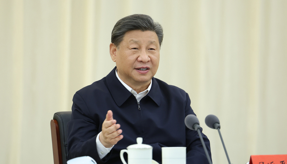 看林看水看沙，習近平心中的“綠色中國”2023年6月5日至6日，習近平總書記在內蒙古自治區巴彥淖爾市考察，主持召開加強荒漠化綜合防治和推進“三北”等重點生態工程建設座談會并發表重要講話。一路考察調研，對建設綠色生態屏障作出關鍵部署。