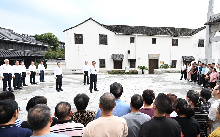 創新發展新時代“楓橋經驗”習近平指明方向2023年9月20日下午，中共中央總書記、國家主席、中央軍委主席習近平來到“楓橋經驗”發源地諸暨市楓橋鎮，參觀楓橋經驗陳列館，了解新時代“楓橋經驗”的生動實踐。