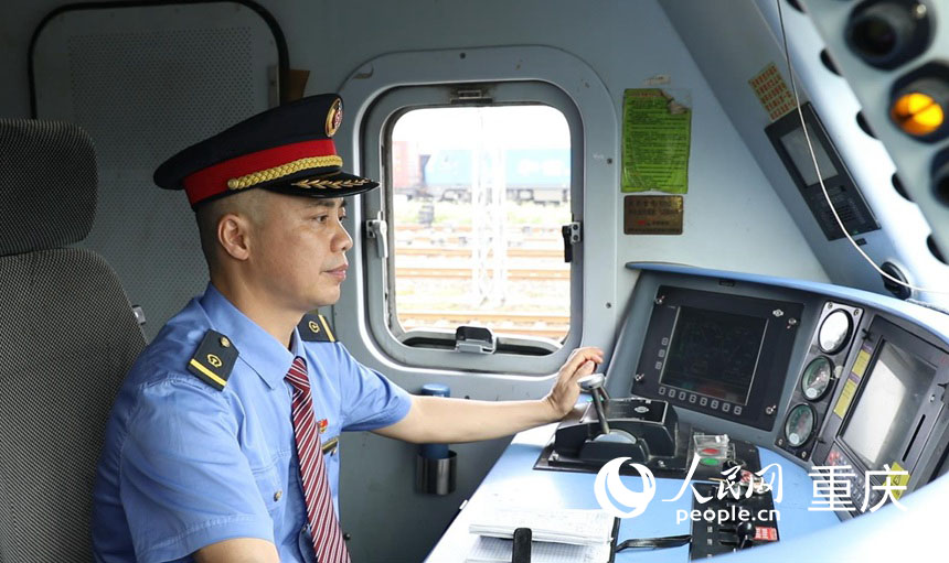 中國(guó)鐵路成都局集團(tuán)有限公司重慶機(jī)務(wù)段電力機(jī)車司機(jī)江彤。人民網(wǎng)記者 胡虹 攝