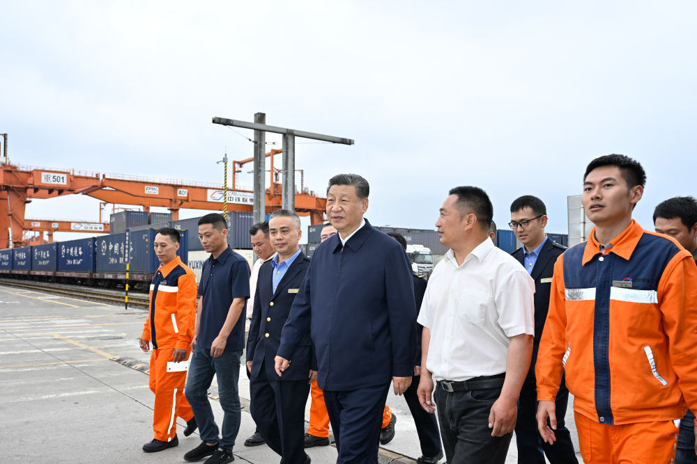 2024年4月22日至24日，中共中央總書記、國(guó)家主席、中央軍委主席習(xí)近平在重慶考察。這是22日下午，習(xí)近平在重慶國(guó)際物流樞紐園區(qū)重慶鐵路集裝箱中心站，同貨車司機(jī)、列車司機(jī)、裝卸工人、場(chǎng)站管理人員等親切交流。新華社記者 岳月偉 攝 