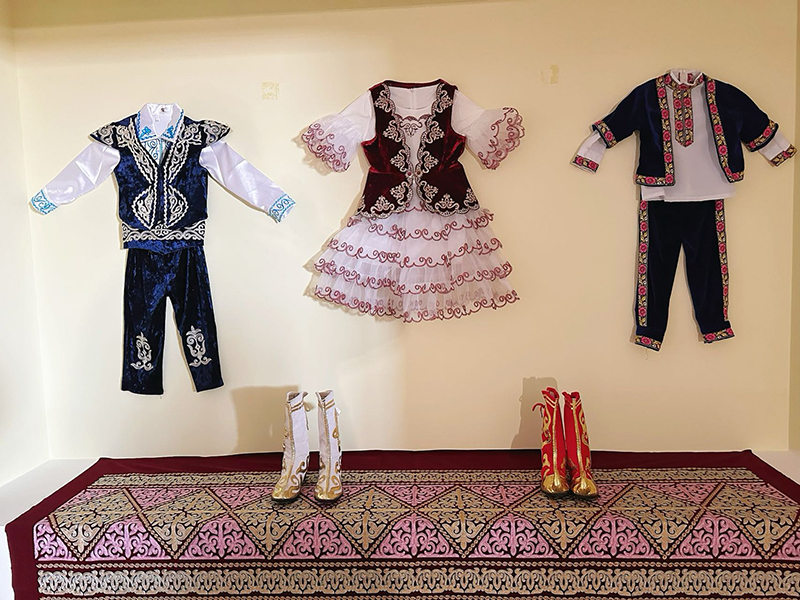 烏水吐汗·克爾曼的刺繡作品。人民網記者 楊睿攝