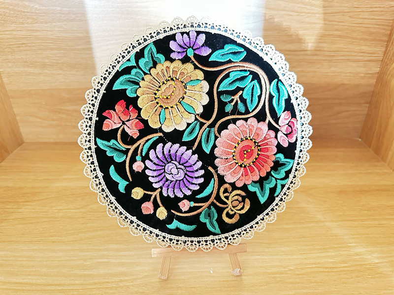 烏水吐汗·克爾曼的刺繡作品。人民網記者 楊睿攝
